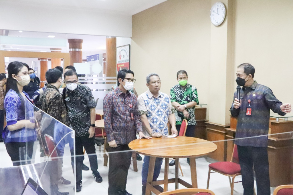 Sekda Adi Arnawa Terima Kunja Pemkot Bandung